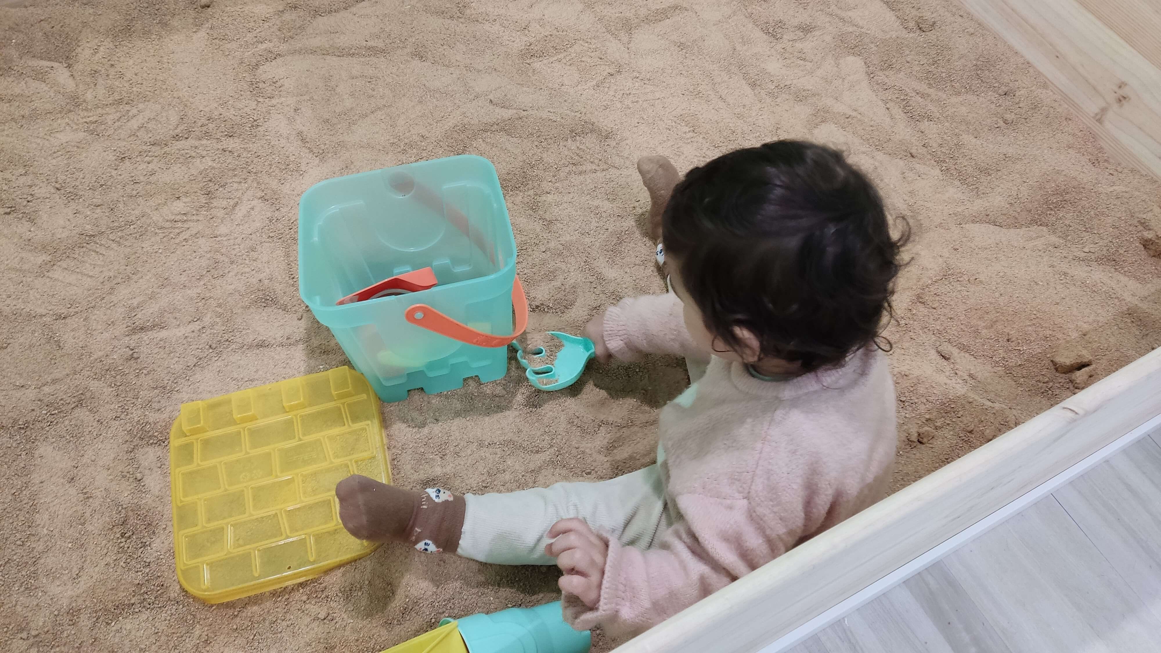 niña con tarta de cumpleaños